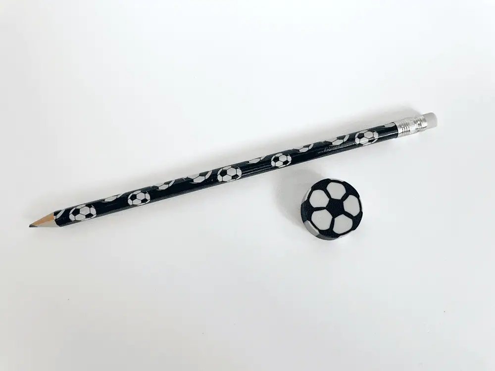 1127_bleistift_und_radiergummi_fussball_1