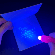 UV-Stift und Notizblock, leuchtend