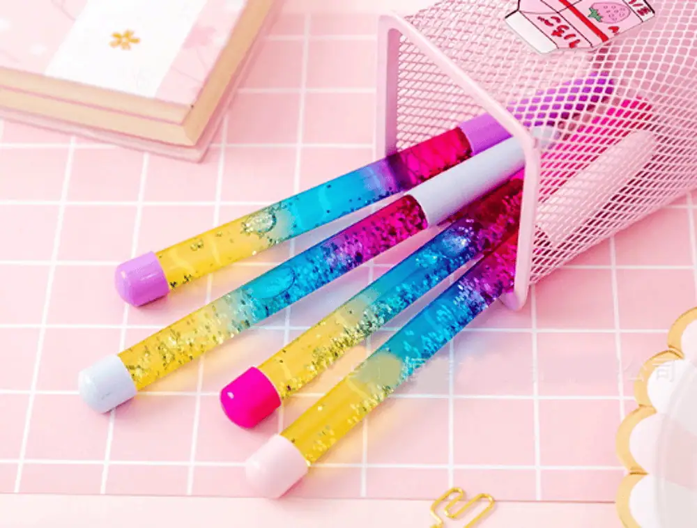 54589TW2018_stift_mit_wasser_und_pailetten